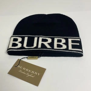 Burberry Mössa - Hejsan, säljer en helt ny mössa aldrig tidigare använd. Storlek One Size. Postar alltid inom 24h efter köpet. Skriv gärna om du har fler frågor.
