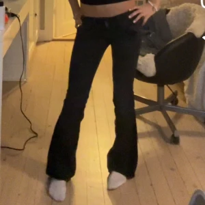 Lågmidjade svarta utsvängda jeans från Pepe - Säljer mina svarta lågmidjade utsvängda jeans från Pepe❣️ skriv om du har frågor. Jag är 165 cm men passar även längre människor med tanke på att jag alltid vikt upp dem ca 10 cm vid användning.