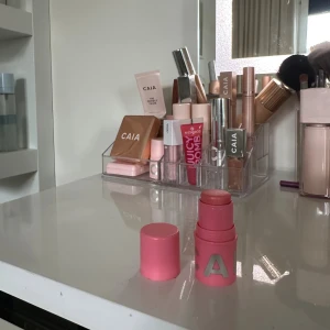 Caia blush stick💗 - Blush stick från caia i färgen berry smoothie. Men ser på första o andra bilden hur mycket produkt som finns kvar, super fin men säljer då jag har en annan färg som passar mig bättre💗