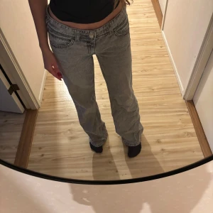 Gråa raka jeans med låg midja - Säljer ett par gråa jeans med låg midja och raka ben. Storlek 164, men passar mig som vanligtvis har xs💕
