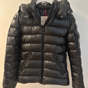 MONCLER BADY - säljer nu min moncler bady då jag är intresserad av att köpa en ny jacka. jackan är i barnstorlek men passar mig perfekt som vanligtvis bär en S! jackan är i toppen skick och är såklart äkta. (kan skicka video med nfc taggen) priset går att diskutera vid snabb affär!❤️ bara att höra av sig om du har några frågor, brukar svara snabbt!!