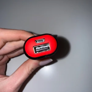 Linocell 2600mAh Powerbank - Kompakt Linocell powerbank med 2600mAh kapacitet. Utrustad med USB och micro-USB-port för enkel laddning av mobila enheter. Några ytliga repor men fullt fungerande. Perfekt för resor och dagligt bruk.