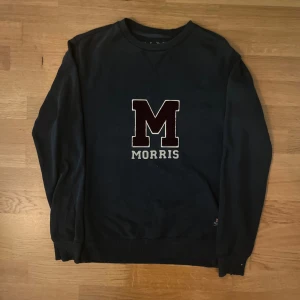 Morris sweatshirt Marinblå  - Fin Morris sweatshirt i storlek S, mycket fint skick, Marinblå. Skriv för fler frågor eller bilder 🙏🏼🙏🏼