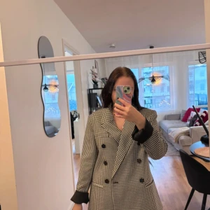 Kavaj  - Jättefin kavaj, men kommer inte till användning mer. 