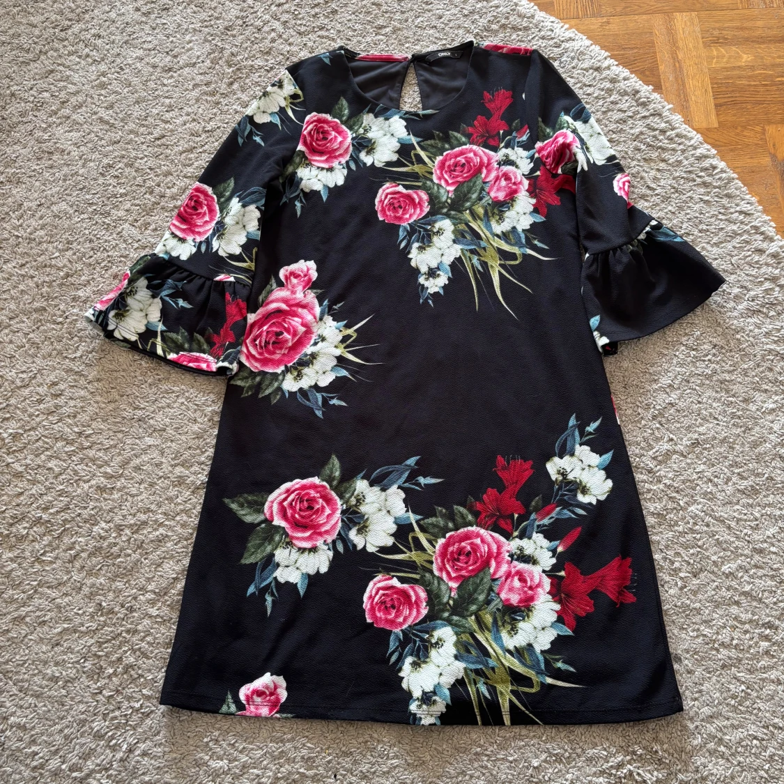Svart blommig klänning från ONLY