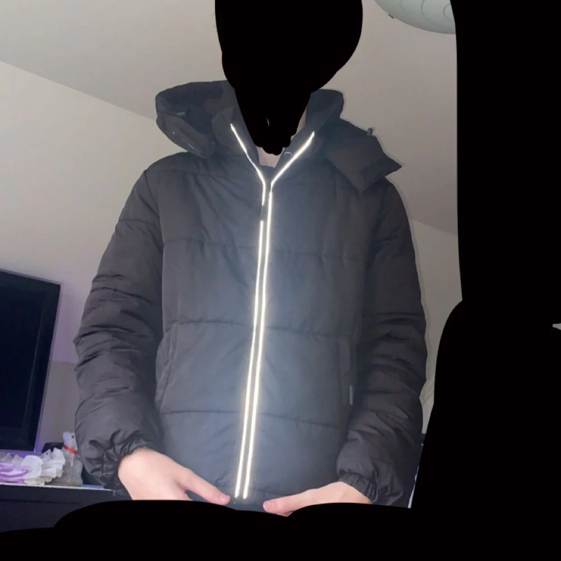 Svart pufferjacka med huva