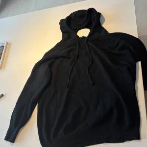 2 st merinoulls hoodies  - Två stilrena hoodies i svart och grått med klassisk huva och snörning. Båda har långa ärmar och ribbade muddar vid ärmslut och nederkant. Perfekt för dig som gillar en enkel och clean look. Materialet känns mjukt och passar bra till lager-på-lager.