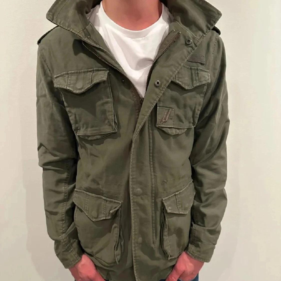 Olivgrön parkajacka med fickor