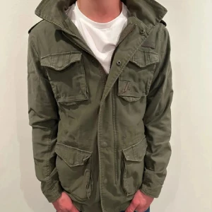 Olivgrön parkajacka med fickor - Tjena, säljer nu denna riktigt snygga field jacka som är perfekt till hösten, skicket är 9/10 och storleken är M mer som en L, vid minsta lilla fundering så är det bara att höra av sig.