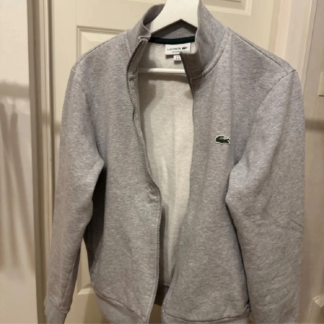 Grå ziptröja från Lacoste - 1