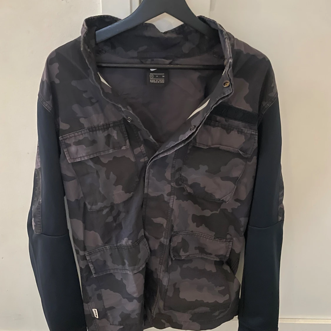 Nike camo fieldjacket i svart