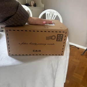 CAIA Adventskalender med smink - Säljer min helt oöppnade julkalender från Caia då min kille köpte en till mig som överraskning. Och jag köpte en själv också så nu har jag två, så därför den är helt oöppnad. Därför är det inga bilder på den då jag inte vill bryta förpackningen. Exklusiv adventskalender från CAIA fylld med smink och beautyprodukter. Kalendern kommer i en lyxig brun necessär med dragkedja och handtag, samt små bruna satinpåsar. Perfekt för dig som vill testa flera olika produkter från CAIA.