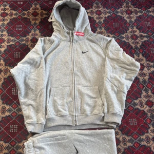 Nike x Superme tracksuit - Nike x superme tracksuit, helt ny har inte används en enda gång, jag säljer den för att jag fick tracksuiten som present på min födelsedag och storleken passar inte mig. Storleken är L, för mer bilder dma mig och priset kan diskuteras. Köparen står för frakten.