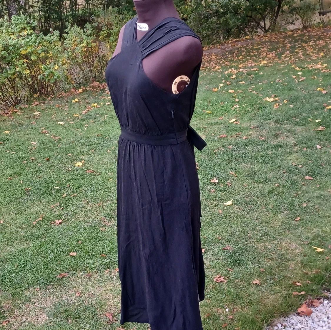 Svart långklänning med öppen rygg - 1