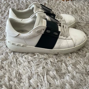 Valentino Garavani vita sneakers - Hej säljer nu mina svarta Valentino opens då jag köpt nya. Skicket är 8/10 (smutsiga) och dom passar till typ allt. Priset går att diskutera