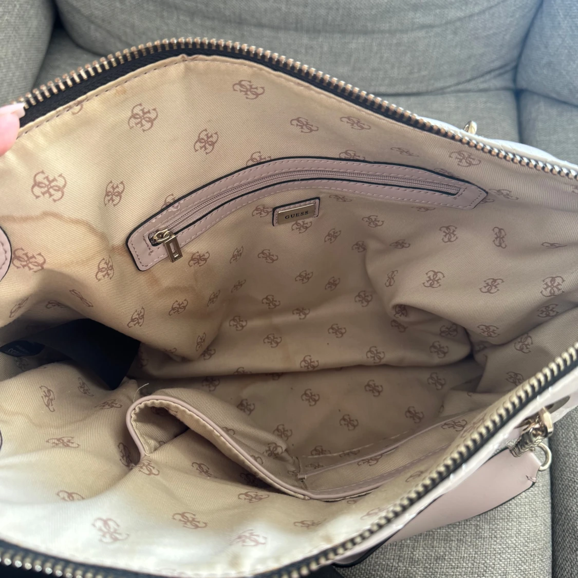 Quiltad ljusrosa axelväska från Guess - 2