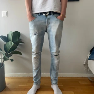 Dondup George - Ett par dondup George jeans, i storlek 32 herr. Midjemått 42 cm, längd 102 cm. Jätte bra skick, använda några gånger köpta nya i butik. Köpta för 3199. Bara att skriva ifall ni har frågor eller undrar något. Mvh. 
