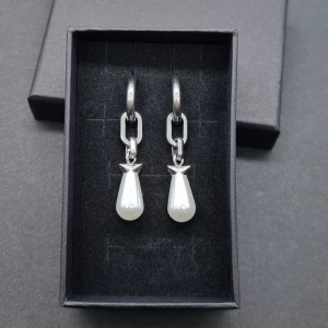 Handgjorda örhängen  - Rostfritt stål.  Längd-4cm 