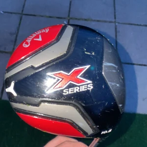 Callaway X Series Driver 10.5° - Callaway X Series driver med 10.5° loft. Klubbhuvudet har synliga bruksspår och repor, men är i fullt fungerande skick. Perfekt för golfare som söker en pålitlig driver med bra prestanda till ett bra pris. Hör av er med minsta intresse