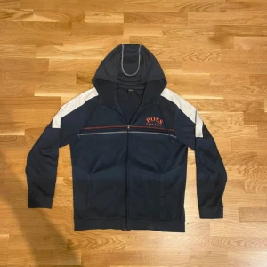 Hugo Boss Zip-tröja - Säljer denna Hugo Boss zip-hoodie då den inte är min stil längre. Den är sparsamt använd och är i mycket fint skick. De står XL på storlekslappen men sitter som L. Om du har frågor eller är intresserad så är det bara att höra av dig🤝