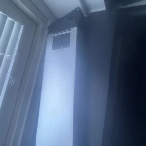 CZM230505A 48V 13Ah Li-ion Batteri - Uppladdningsbart litiumjonbatteri, modell CZM230505A, 48V och 13Ah (624Wh). Perfekt för elcyklar eller elscootrar. Tillverkat 2024. Batteriet ser ut att vara i gott skick utan synliga skador eller slitage.