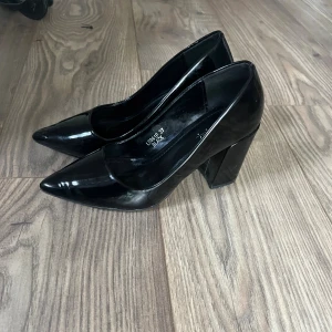 Svarta klackar - Super fina men tyvärr för små