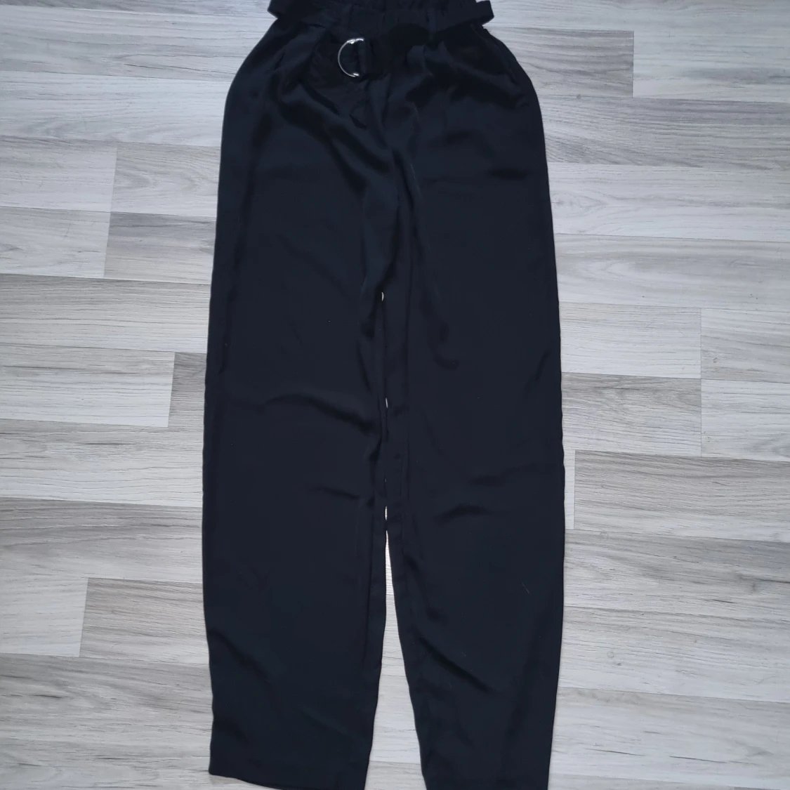 Svarta byxor med bälte från BikBok XS