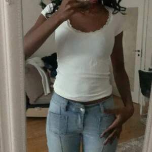 Vit ribbad topp med spets🤍 - säljer en söt vit topp, är osäker på märke men den är i god skick & sitter snyggt på🤍 toppen kommer dock inte till användning, därför säljs den❣️❣️