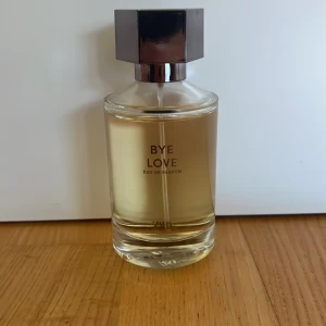 ZARA Bye Love Eau de Parfum - Trendig parfym med stilren design från ZARA. Bye Love Eau de Parfum är perfekt för dig som vill sticka ut och addera en modern touch till din doftsamling.