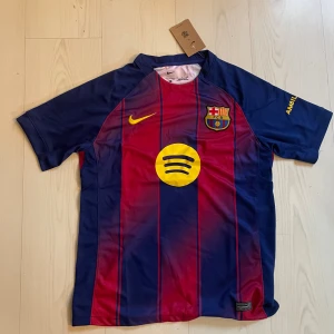 FC Barcelona 25/26 hemma kit - Riktigt snygg Barcelona tröja. Helt oanvänd. Storlek är S