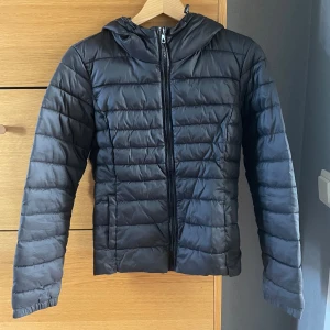 Svart täckjacka - Svart täckjacka från Only i strl S. Använd men i fint skick 