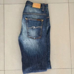 Nudie jeans ( slitningar )  - ett par snygga nudie jeans || strlk W33 & L34 || model: Thin Finn || finns slitningar vid låren || skick 7/10 || nypris: 1599kr || hör gärna av er vid intresse! 