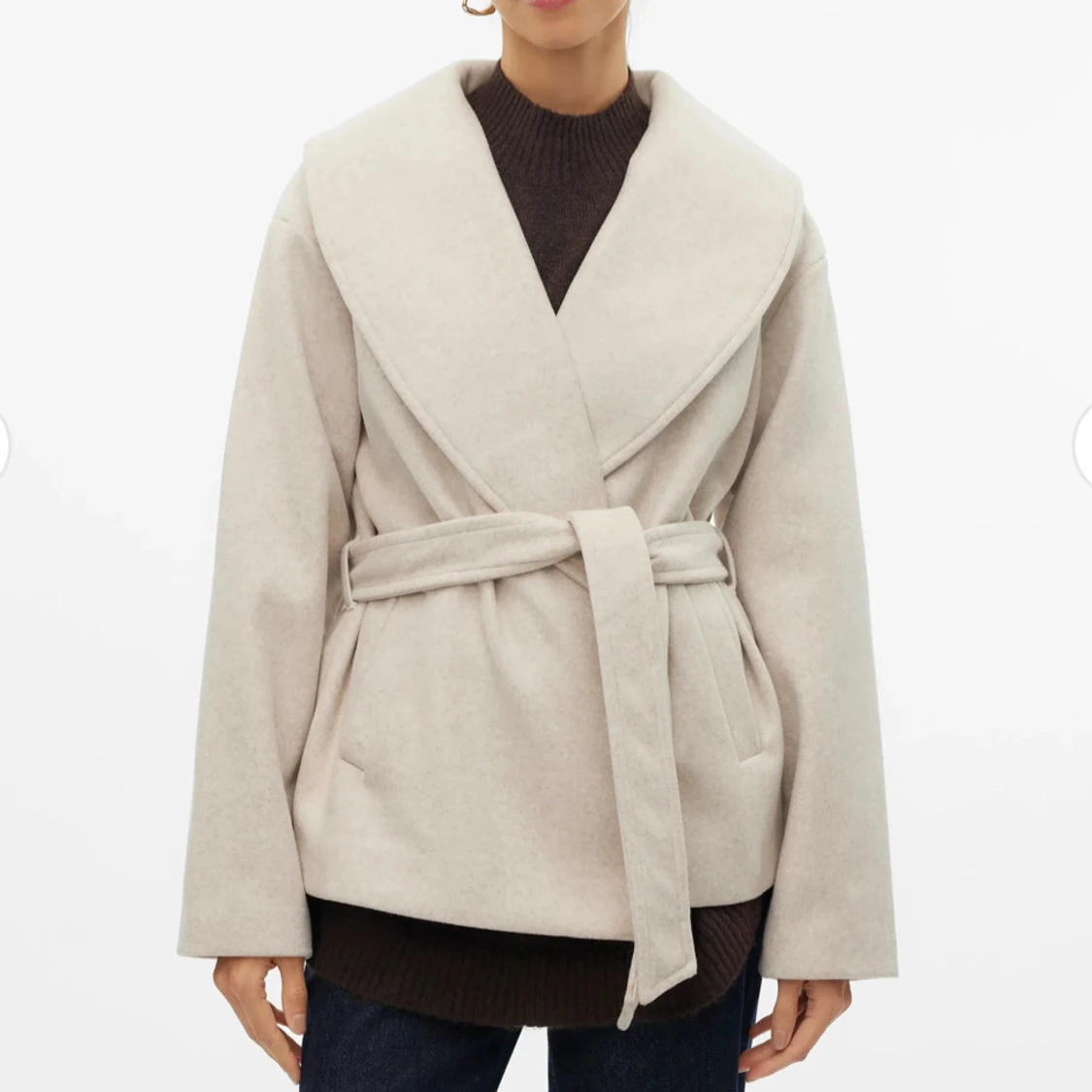 Beige omlottkappa med bälte