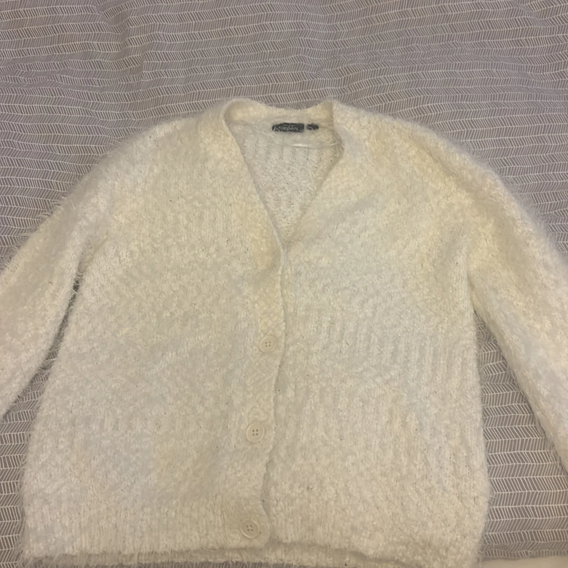 Vit fluffig kofta med knappar - 1