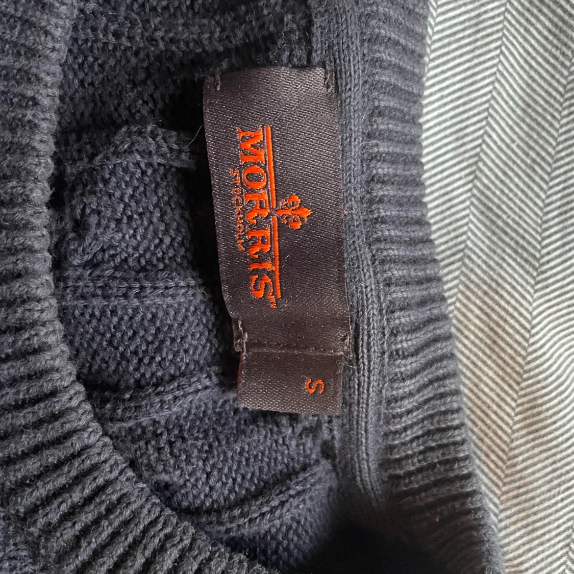 Mörkblå kabelstickad tröja Morris - 3