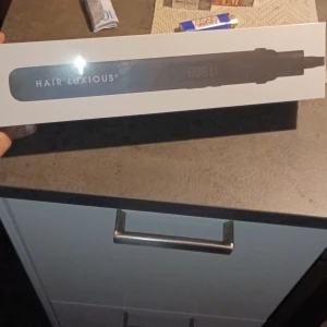 Hair Luxious Professional Multi Styler, Straightener-Curls-Waves - Ny Hair Luxious Professional Multi Styler med digital LED-display, justerbar temperatur (100-220°C), keramiska plattor och 360° roterbar sladd. Klar att använda på 45 sekunder. Perfekt för att skapa lockar, vågor eller platt hår. Levereras i obruten förpackning.nypris 1299kr 