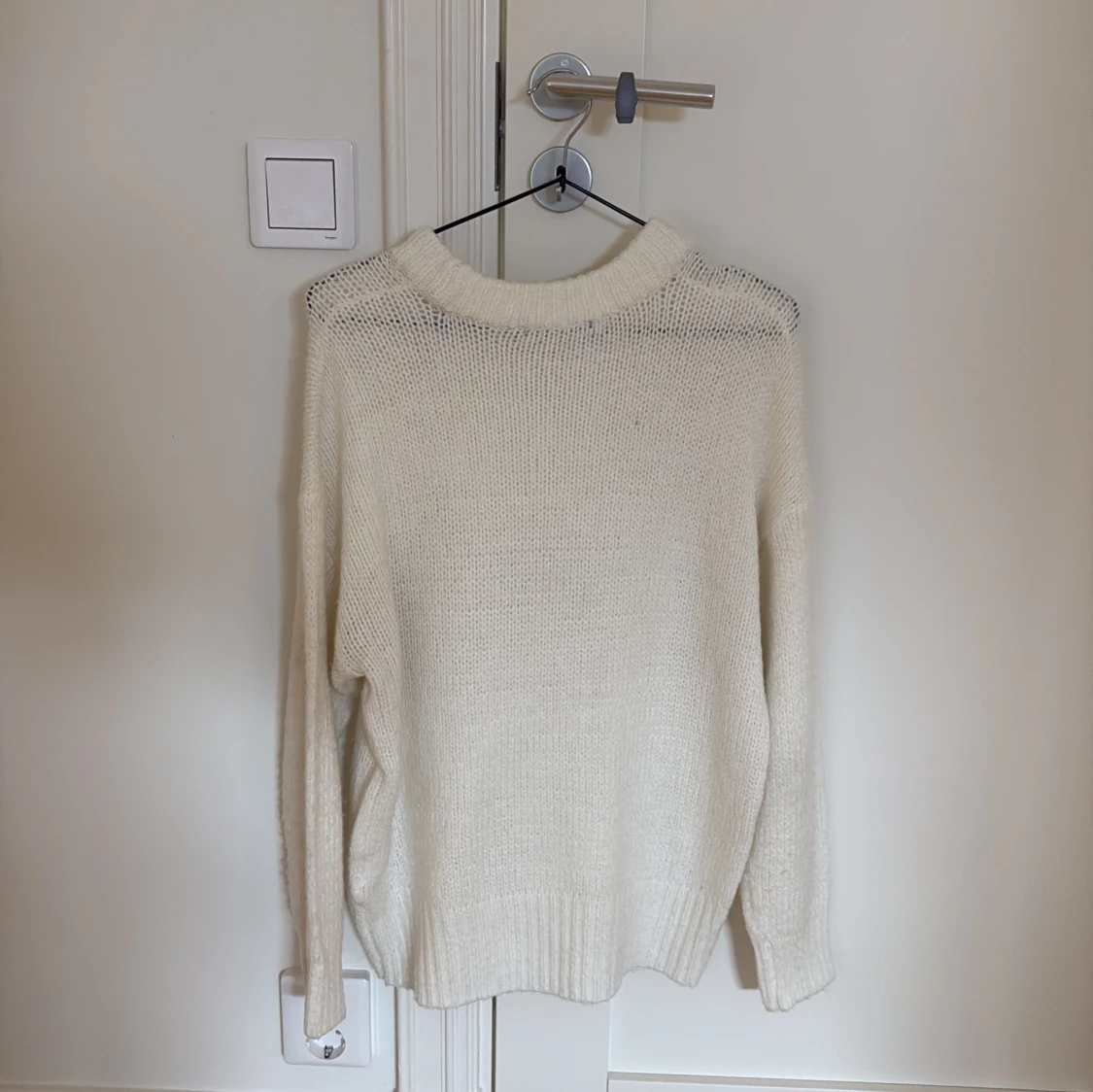 Vit stickad tröja med rund hals - 1