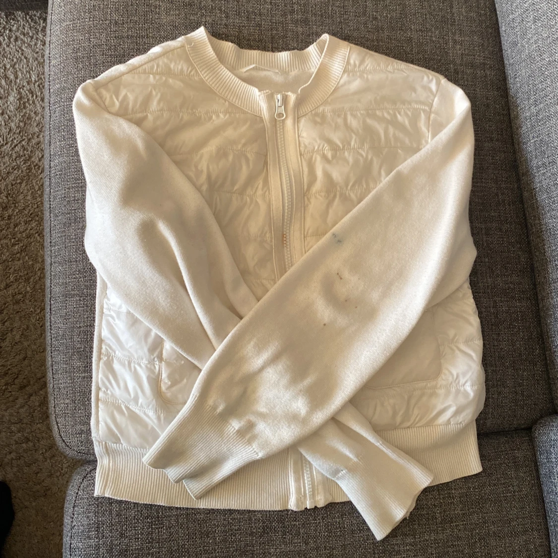 Vit quiltad kofta från Gina Tricot