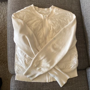 Vit quiltad kofta från Gina Tricot -  Jag säljer denna jackan från Gina Tricot i storlek 170 barn den har lite fläckar men annars inte använd så mycket 