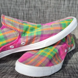 Rutiga sneakers från Playboy - Färgglada sneakers från Playboy med rutigt mönster. Skorna har en platt design och är tillverkade i bomullstyg. 