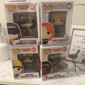 Pop figurer - 4 Pop figurer för dig som samlar, 3 stranger things och 1 Harry Potter. En av lådorna är lite knosad men figuren är inte skadad. Alla för 150kr