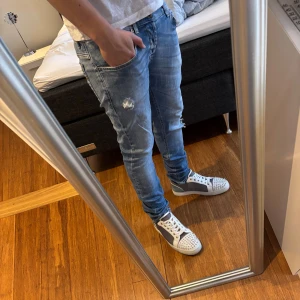 Dondup George jeans - Säljer ett par Dondup George i storlek W33 men är väldigt stretchiga så passar en storlek upp och ner. Jeansen är sparsamt använda och har mycket kvar att ge. Mitt pris är 799 men tar bud!