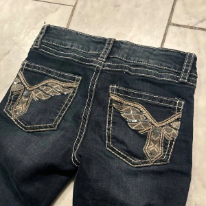 Mörkblå jeans med broderade fickor Gina Young - Nypris: 400 säljer då de är för korta och inte passar längre, men nytt skick! Snygga mörkblå jeans från Gina Tricot i storlek 158. Jeansen har kontrastsömmar och coola broderade detaljer med paljetter på bakfickorna. Inga defekter och inte nertrampade och söndrings längst ner, skriv om frågor uppkommer elr om du vill se fler bilder ❕❕