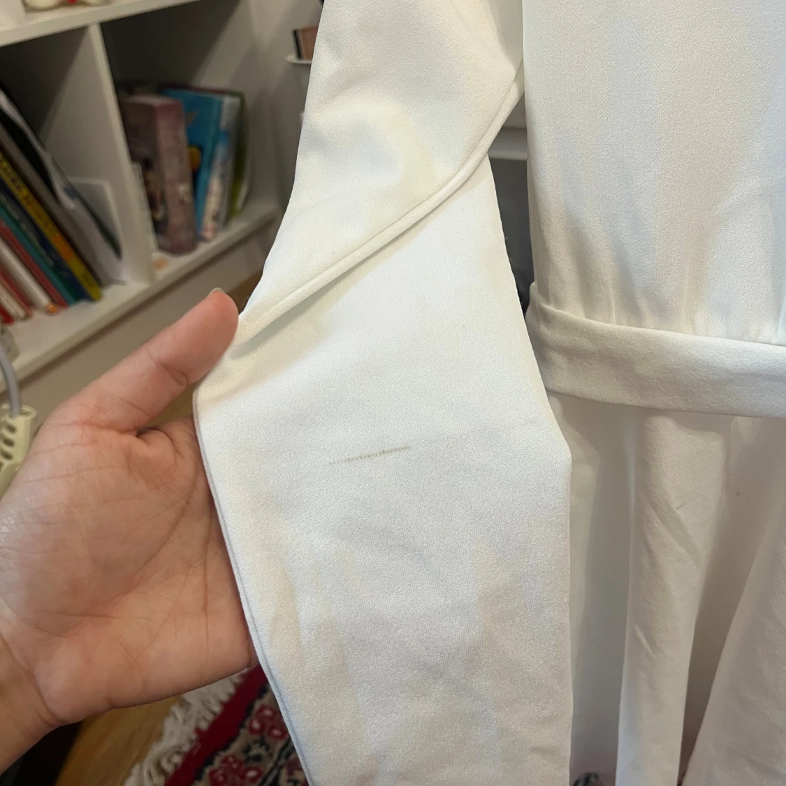 Vit omlottopp med gulddetalj från amisu  - 2