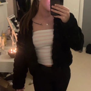 Svart pälsjacka med ribbad look - Säljer en svart pälsjacka från Gina tricot med ribbad struktur. Jackan är kortare i modellen och har långärmade ärmar. Knappt använd 💓