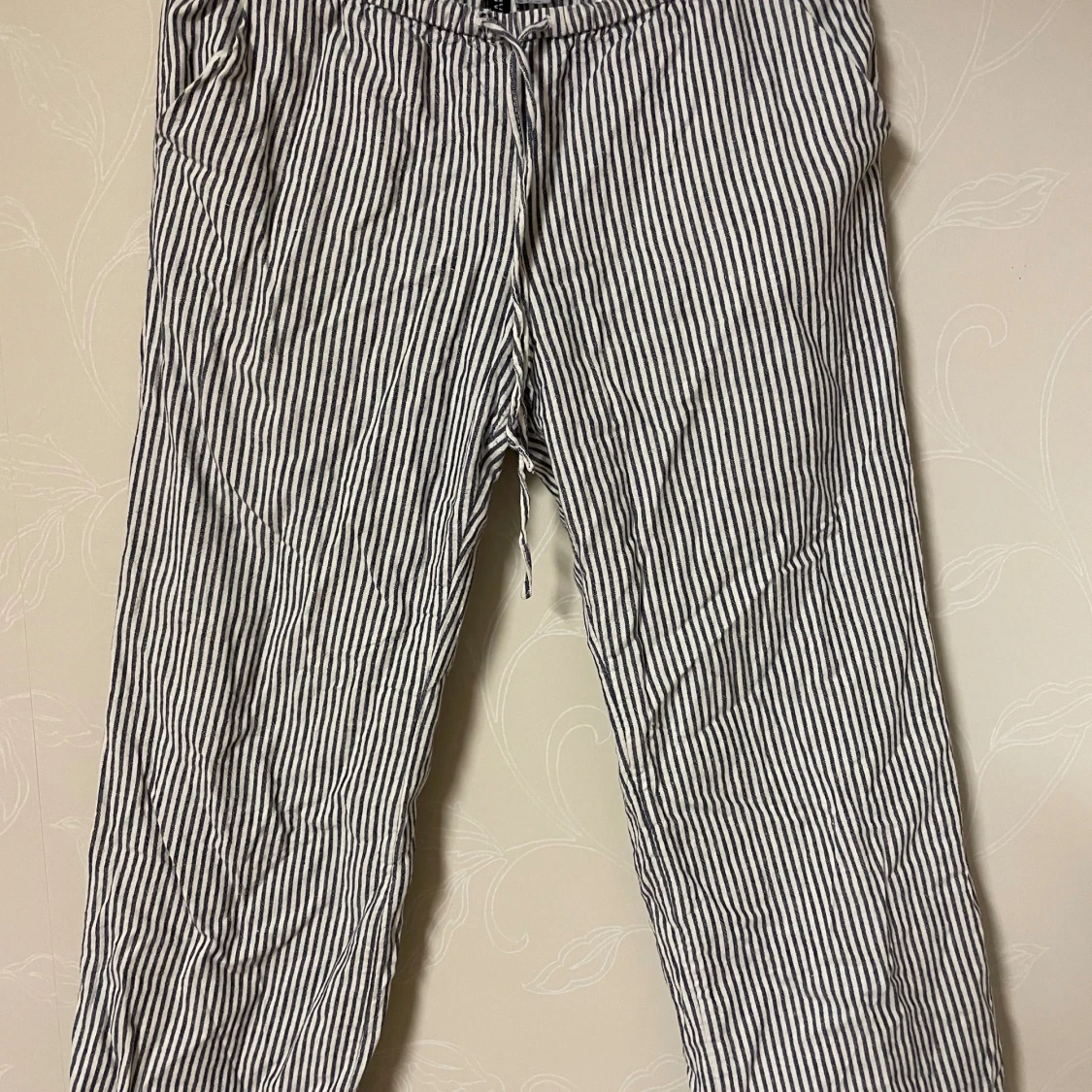 Randiga linnebyxor från H&M Divided