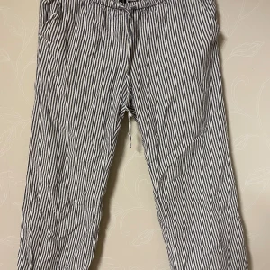 Randiga linnebyxor från H&M Divided - Snygga randiga linnebyxor från H&M Divided i vitt och mörkblått. Byxorna har avslappnad passform, dragsko i midjan och raka ben. Perfekta för en chill och stilren look under varmare dagar.