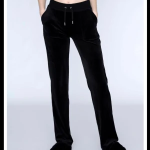 juicy couture svarta byxor  - säljer mina svarta juicy couture byxor 🖤🖤.                 Byxorna är i bra skick !! 💋🫰 
