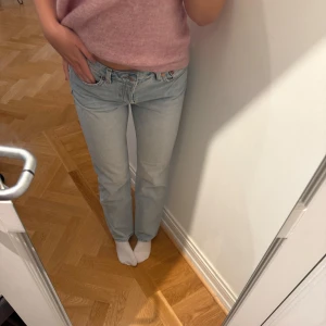 Weekday ljusblå straight jeans W27 L32 - Ljusblå jeans från Weekday i modellen Pin Mid Straight Jeans. Raka ben och midwaist. 