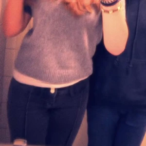 Svarta bootcut jeans - Säljer ett par svarta jeans från Monki med bootcut-modell.W25,längd 30/32💗